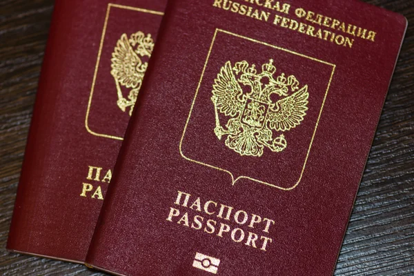 Passaportes russos sobre fundo de madeira — Fotografia de Stock