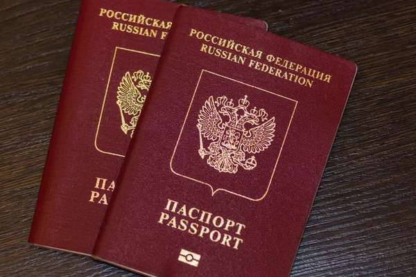Russische paspoorten op hout achtergrond — Stockfoto