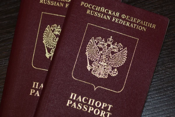 Ahşap arka plan üzerinde Rus pasaportu