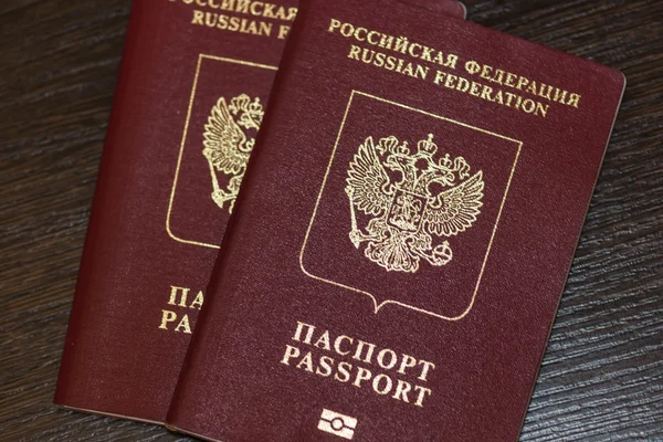 Російські паспорти на фоні деревини — стокове фото