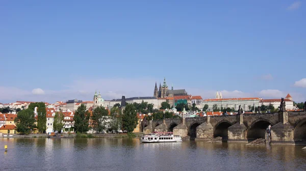 布拉格和中距离山，布拉格城堡圣维特视图. — 图库照片