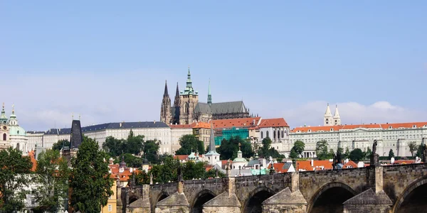Vista de Praga y Castillo de San Vito en la distancia desde la colina, Praga . —  Fotos de Stock