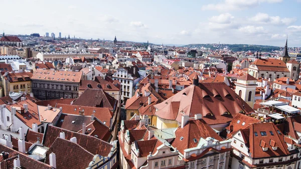Satır geleneksel kırmızı çatılar ile eski şehir Meydanı, Prag evler.