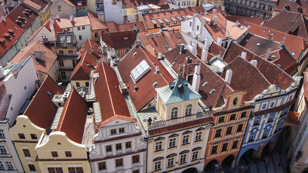 Case a schiera con tetti rossi tradizionali, Piazza della Città Vecchia, Praga . — Foto Stock