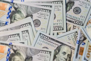 Yüz dolarlık banknotlar arka plan bir sürü. Seçici odak.