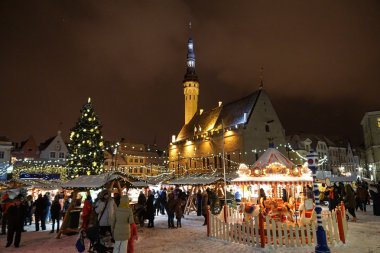 Tallinn, Estonya - Jan 03 2016: Town Hall Meydanı (Raekoja Plats). Tallinn, Estonya 03 Jan 2016 akşam kalp Tallinn oteli. Tallinn bir sermaye ve Estonya en büyük şehir olduğunu.