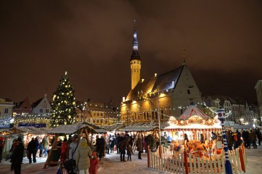 Tallinn, Estonya - Jan 03 2016: Town Hall Meydanı (Raekoja Plats). Tallinn, Estonya 03 Jan 2016 akşam kalp Tallinn oteli. Tallinn bir sermaye ve Estonya en büyük şehir olduğunu.