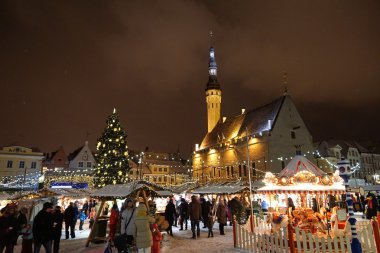 Tallinn, Estonya - Jan 03 2016: Town Hall Meydanı (Raekoja Plats). Tallinn, Estonya 03 Jan 2016 akşam kalp Tallinn oteli. Tallinn bir sermaye ve Estonya en büyük şehir olduğunu.