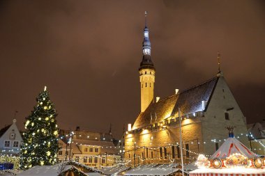 Tallinn, Estonya - Jan 03 2016: Town Hall Meydanı (Raekoja Plats). Tallinn, Estonya 03 Jan 2016 akşam kalp Tallinn oteli. Tallinn bir sermaye ve Estonya en büyük şehir olduğunu.