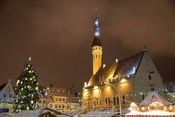 Tallinn, Estonya - Jan 03 2016: Town Hall Meydanı (Raekoja Plats). Tallinn, Estonya 03 Jan 2016 akşam kalp Tallinn oteli. Tallinn bir sermaye ve Estonya en büyük şehir olduğunu.