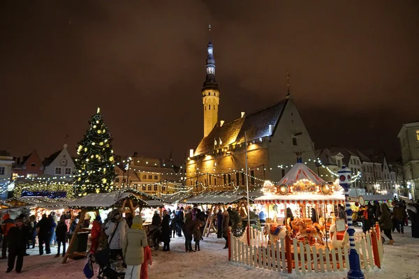 Tallinn, Estonsko - Jan 03 2016: Town Hall Square (náměstí Raekoja Plats). Srdce z Tallinnu ve starém městě na večer Jan 03, 2016 v Tallinn, Estonsko. Tallinn je hlavní město a největší město Estonska. Stock Obrázky