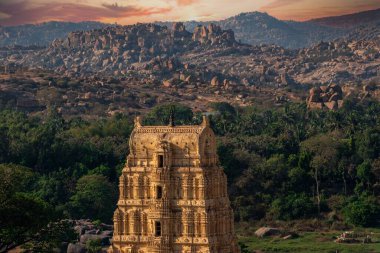 Tungabhadra Nehri kıyısındaki Sree Virupaksha Tapınağı, UNESCO Dünya Mirası Alanı, Karnataka, Hindistan. Hint turizmi