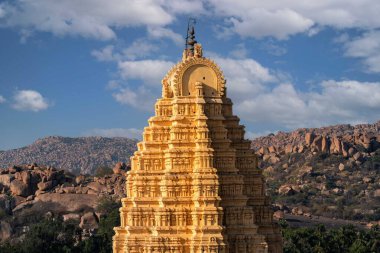 Tungabhadra Nehri kıyısındaki Sree Virupaksha Tapınağı, UNESCO Dünya Mirası Alanı, Karnataka, Hindistan. Hint turizmi