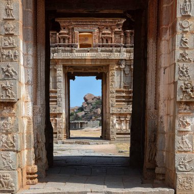 Vijayanagara İmparatorluğu Krallığı 'nın antik Achyutaraya Tapınağı, UNESCO Dünya Mirası Alanı' nda çarpıcı bir manzara. Hindistan, Hampi, Karnataka