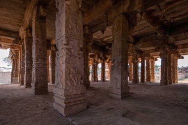 Vijayanagara İmparatorluğu Krallığı 'nın antik Achyutaraya Tapınağı, UNESCO Dünya Mirası Alanı' nda çarpıcı bir manzara. Hindistan, Hampi, Karnataka