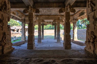 Prasanna Virupaksha Tapınağı 'nın karanlık iç uzayını su bastı. Aynı zamanda Hampi, Karnataka, Hindistan' daki Yeraltı Shiva Tapınağı olarak da bilinir.