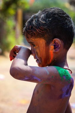 10.03.2020 Hampi. Hindistan. Çocuklar, kilitlenme ve covid 19 salgını başlamadan önce boya atıp birbirlerini suladılar. Aşk festivali, iyinin kötülüğe karşı zaferi ve baharın gelişi.