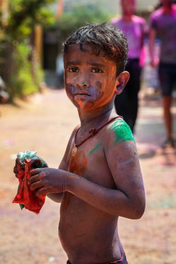 10.03.2020 Hampi. Hindistan. Çocuklar, kilitlenme ve covid 19 salgını başlamadan önce boya atıp birbirlerini suladılar. Aşk festivali, iyinin kötülüğe karşı zaferi ve baharın gelişi.