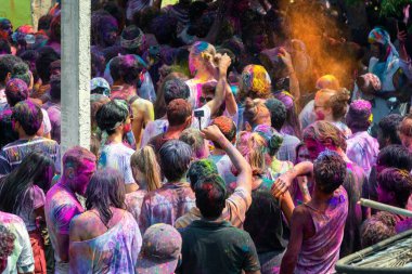 10.03.2020 Hampi. Hindistan. Kilit altına alınmadan ve covid 19 salgını başlamadan önce bir sürü insan birbirine renk boyası fırlatıyor. Aşk festivali, iyinin kötülüğe karşı zaferi ve baharın gelişi.