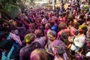 10.03.2020 Hampi. Hindistan. Kilit altına alınmadan ve covid 19 salgını başlamadan önce bir sürü insan birbirine renk boyası fırlatıyor. Aşk festivali, iyinin kötülüğe karşı zaferi ve baharın gelişi.