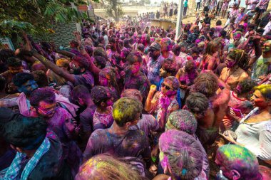 10.03.2020 Hampi. Hindistan. Kilit altına alınmadan ve covid 19 salgını başlamadan önce bir sürü insan birbirine renk boyası fırlatıyor. Aşk festivali, iyinin kötülüğe karşı zaferi ve baharın gelişi.