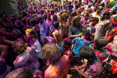 10.03.2020 Hampi. Hindistan. Kilit altına alınmadan ve covid 19 salgını başlamadan önce bir sürü insan birbirine renk boyası fırlatıyor. Aşk festivali, iyinin kötülüğe karşı zaferi ve baharın gelişi.