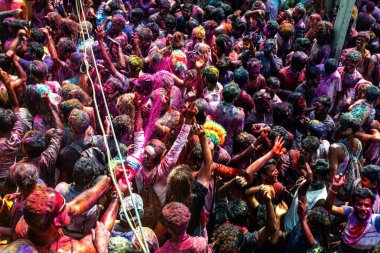 10.03.2020 Hampi. Hindistan. Kilit altına alınmadan ve covid 19 salgını başlamadan önce bir sürü insan birbirine renk boyası fırlatıyor. Aşk festivali, iyinin kötülüğe karşı zaferi ve baharın gelişi.