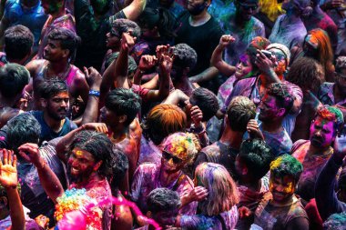 10.03.2020 Hampi. Hindistan. Kilit altına alınmadan ve covid 19 salgını başlamadan önce bir sürü insan birbirine renk boyası fırlatıyor. Aşk festivali, iyinin kötülüğe karşı zaferi ve baharın gelişi.