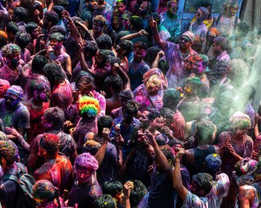 10.03.2020 Hampi. Hindistan. Kilit altına alınmadan ve covid 19 salgını başlamadan önce bir sürü insan birbirine renk boyası fırlatıyor. Aşk festivali, iyinin kötülüğe karşı zaferi ve baharın gelişi.