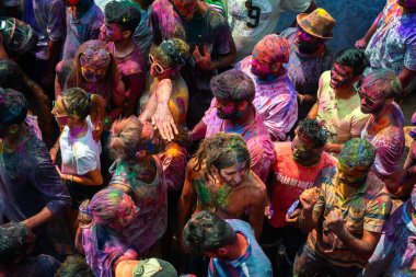 10.03.2020 Hampi. Hindistan. Kilit altına alınmadan ve covid 19 salgını başlamadan önce bir sürü insan birbirine renk boyası fırlatıyor. Aşk festivali, iyinin kötülüğe karşı zaferi ve baharın gelişi.