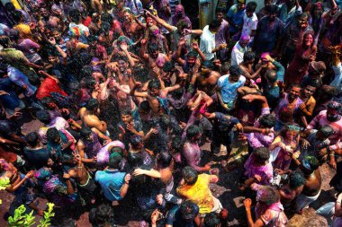 10.03.2020 Hampi. Hindistan. Kilit altına alınmadan ve covid 19 salgını başlamadan önce bir sürü insan birbirine renk boyası fırlatıyor. Aşk festivali, iyinin kötülüğe karşı zaferi ve baharın gelişi.