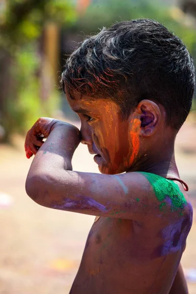 10.03.2020 Hampi. Hindistan. Çocuklar, kilitlenme ve covid 19 salgını başlamadan önce boya atıp birbirlerini suladılar. Aşk festivali, iyinin kötülüğe karşı zaferi ve baharın gelişi.