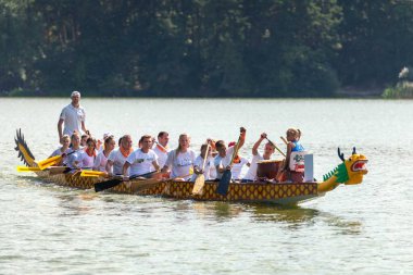 31.08.2019 Ukrayna. Zhytomyr. Ejderha teknesi Çin 'den gelen renkli teknelerde yarışır. Geleneksel Çin su taşıtları etkinliği. Salgından önceki yaşam Covid-19