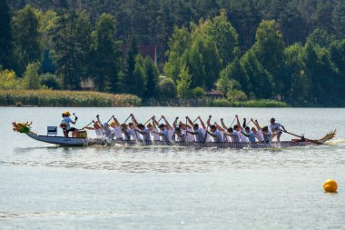 31.08.2019 Ukrayna. Zhytomyr. Ejderha teknesi Çin 'den gelen renkli teknelerde yarışır. Geleneksel Çin su taşıtları etkinliği. Salgından önceki yaşam Covid-19