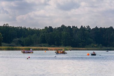 31.08.2019 Ukrayna. Zhytomyr. Ejderha teknesi Çin 'den gelen renkli teknelerde yarışır. Geleneksel Çin su taşıtları etkinliği. Salgından önceki yaşam Covid-19
