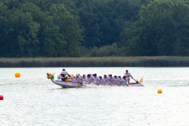 31.08.2019 Ukrayna. Zhytomyr. Ejderha teknesi Çin 'den gelen renkli teknelerde yarışır. Geleneksel Çin su taşıtları etkinliği. Salgından önceki yaşam Covid-19