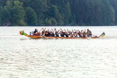 31.08.2019 Ukrayna. Zhytomyr. Ejderha teknesi Çin 'den gelen renkli teknelerde yarışır. Geleneksel Çin su taşıtları etkinliği. Salgından önceki yaşam Covid-19