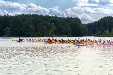 31.08.2019 Ukrayna. Zhytomyr. Ejderha teknesi Çin 'den gelen renkli teknelerde yarışır. Geleneksel Çin su taşıtları etkinliği. Salgından önceki yaşam Covid-19