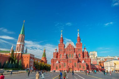 17.10.2019 Moskova. - Rusya. Kızıl Meydan 'daki Devlet Tarihi Müzesi' nde birçok Çinli turist var. Salgından önceki yaşam COVID-19