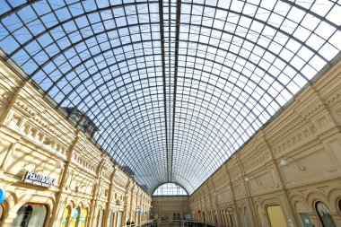 17.10.2019 Moskova. - Rusya. Moskova 'daki en eski süpermarketlerin galerileri, Kızıl Meydan' daki Dışişleri Bakanlığı Mağazaları (GUM). Lüks bir iç mekan. Salgından önceki yaşam COVID-19 