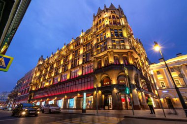 17.10.2019 Moskova. - Rusya. Akşam saatlerinde Merkez Mağazası 'nın (Merkez Universal Shop veya TSUM) aydınlatılmış binası. Salgından önceki yaşam COVID-19