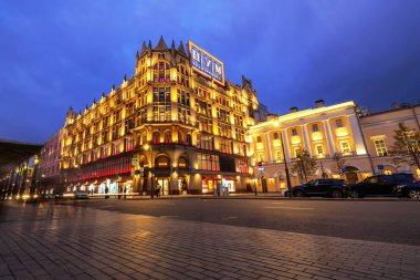 17.10.2019 Moskova. - Rusya. Akşam saatlerinde Merkez Mağazası 'nın (Merkez Universal Shop veya TSUM) aydınlatılmış binası. Salgından önceki yaşam COVID-19