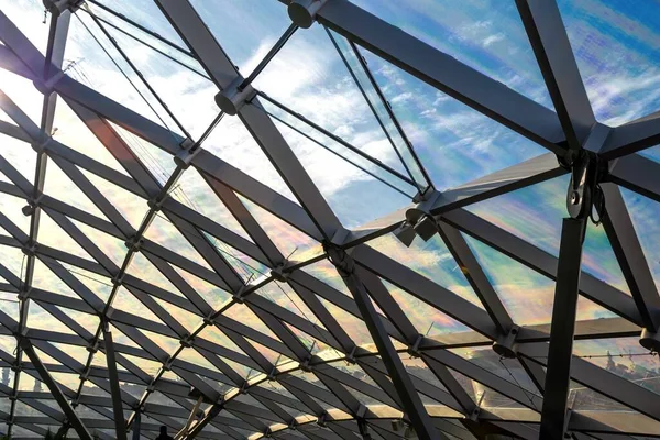 Cam kabuk - Zaryadye Park Filarmoni Kubbesi güneş panelleri ve termal camdan yapılmış. gelecek arkaplan