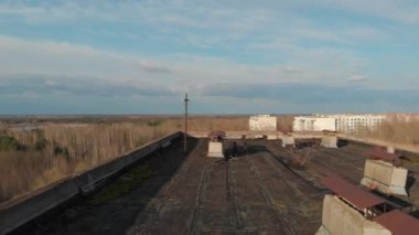 Arka planda Çernobil nükleer santrali ve lahitle Pripyat hayalet şehri manzarası. Felaket ve tahliyeden 35 yıl sonra. Covid-19 salgını sırasında seyahat