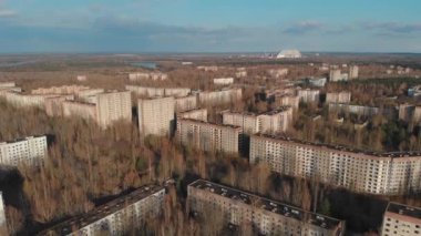 Arka planda Çernobil nükleer santrali ve lahitle Pripyat hayalet şehri manzarası. Felaket ve tahliyeden 35 yıl sonra. Covid-19 salgını sırasında seyahat