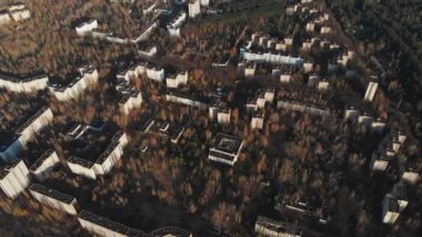 Arka planda Çernobil nükleer santrali ve lahitle Pripyat hayalet şehri manzarası. Felaket ve tahliyeden 35 yıl sonra. Covid-19 salgını sırasında seyahat