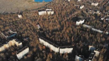 Arka planda Çernobil nükleer santrali ve lahitle Pripyat hayalet şehri manzarası. Felaket ve tahliyeden 35 yıl sonra. Covid-19 salgını sırasında seyahat