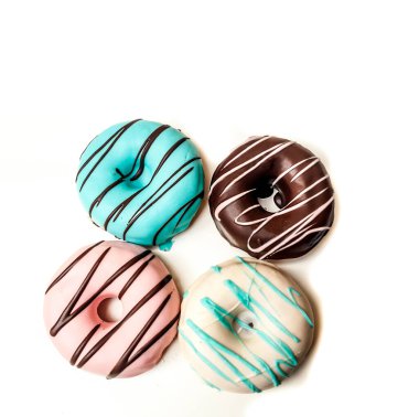 Donut beyaz arkaplanla çevrili