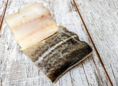 Kırsal arkaplanla çevrili morina parçaları