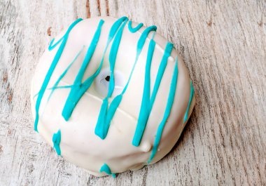 Etrafı köyle çevrili donut.